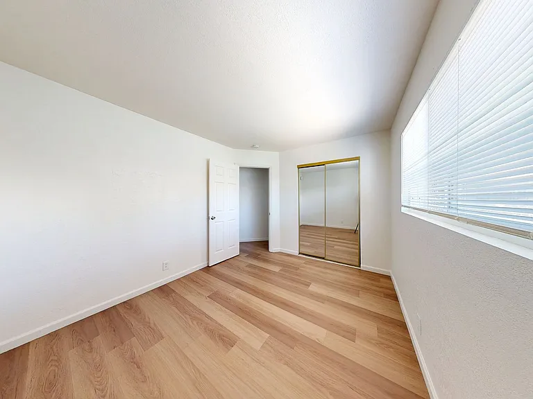 2515 10th ave — Photo 101