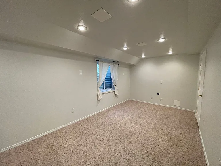 1031 Mercury Dr — Photo 17