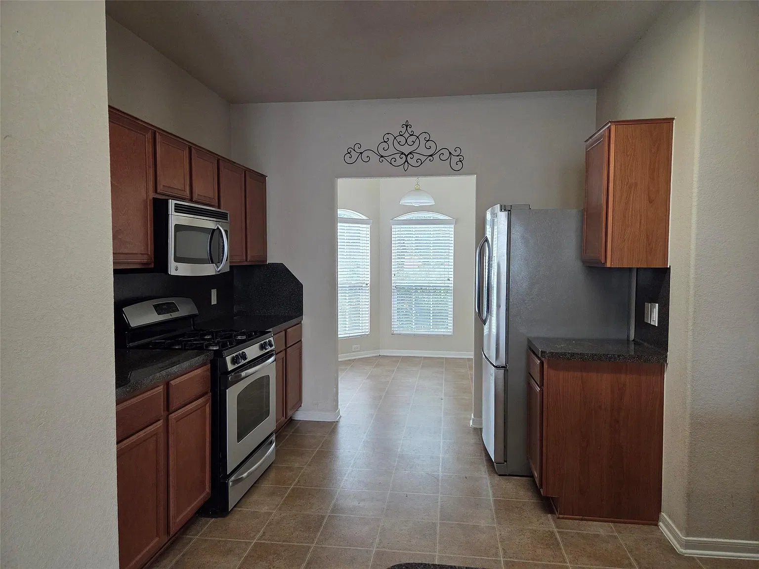 4 bed, 3.0 bath, 2368 sqft, $1,950 — Photo 4