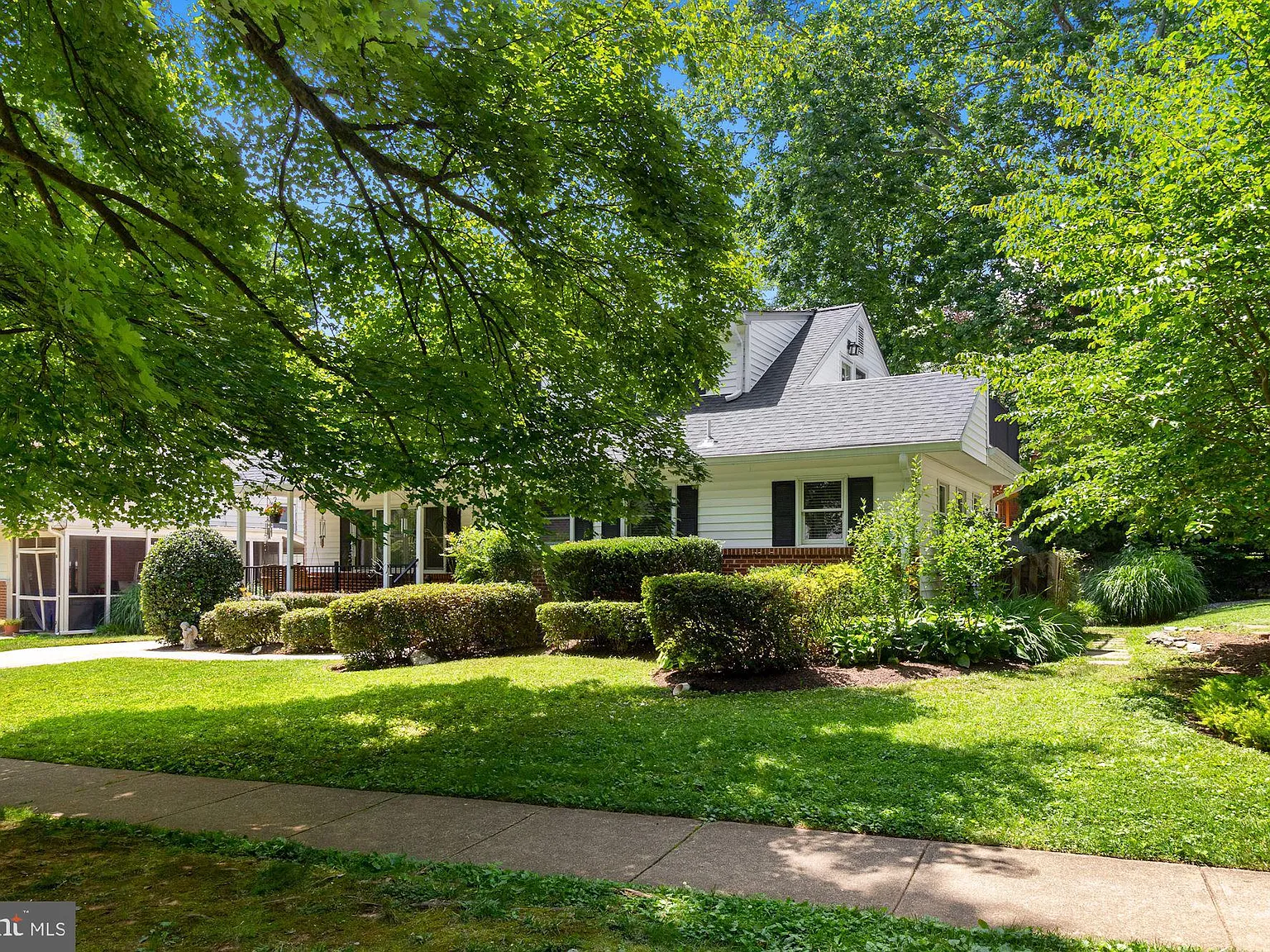 5 bed, 3700 sqft, $5,200 — Photo 2