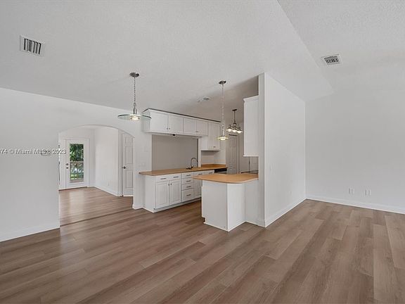 4th image of 8300 SE Sweet Bay Dr