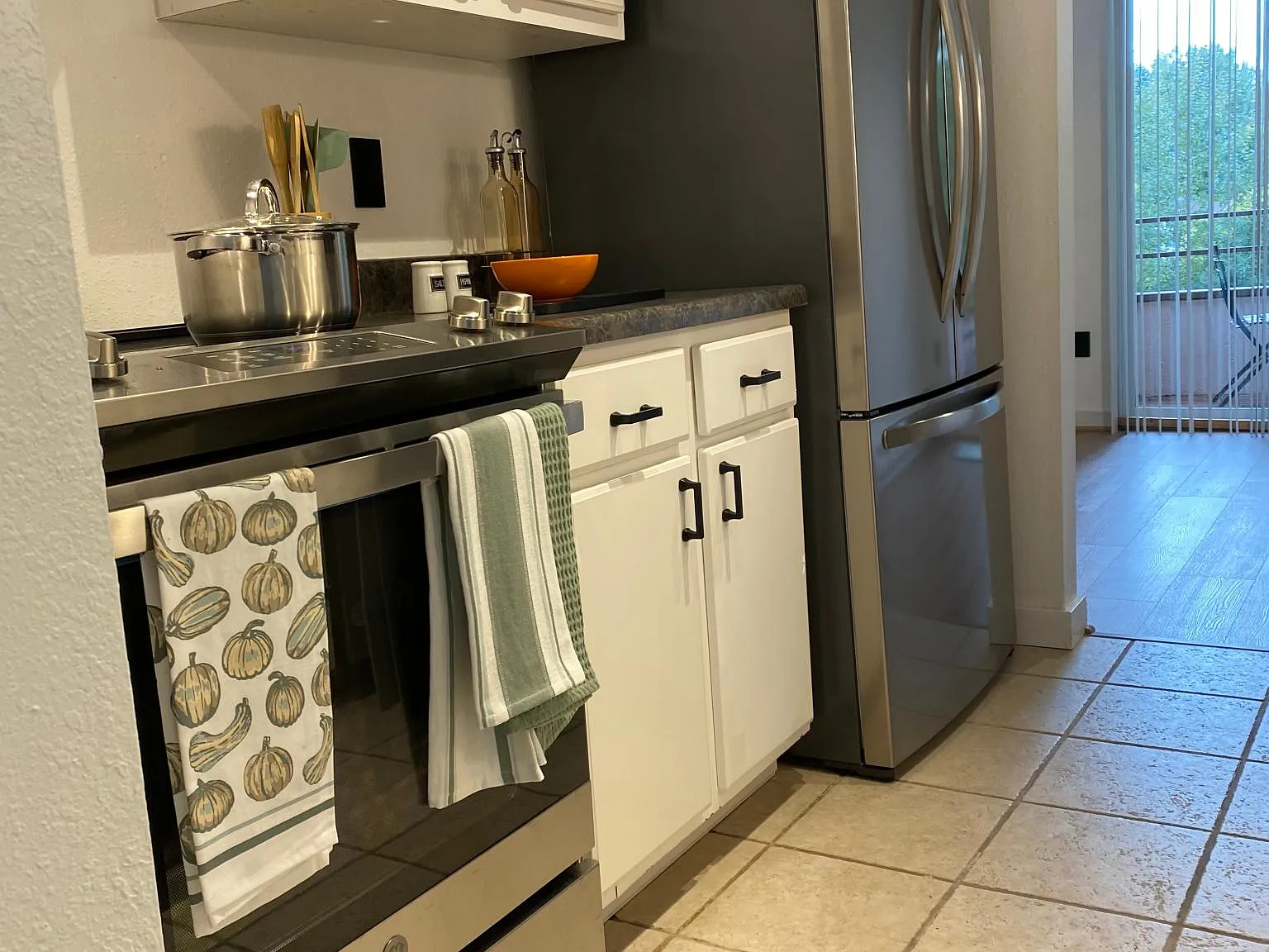 2 bed, 1.5 bath, 1151 sqft, $2,454 — Photo 3