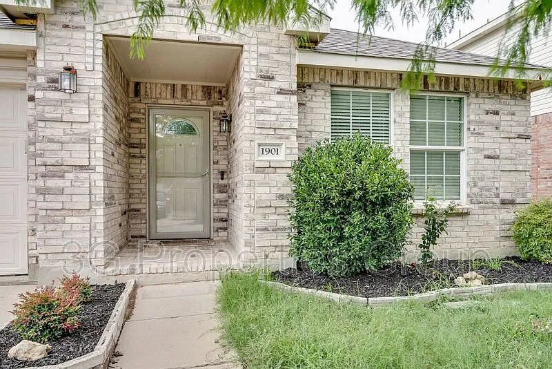 4 bed, 2.0 bath, 2093 sqft, $2,050 — Photo 2