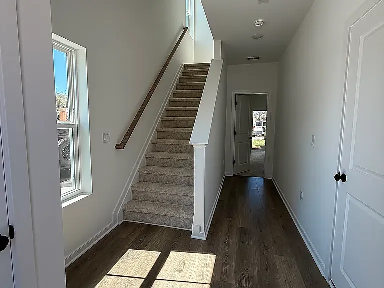 4 bed, 1927 sqft, $3,300 — Photo 2