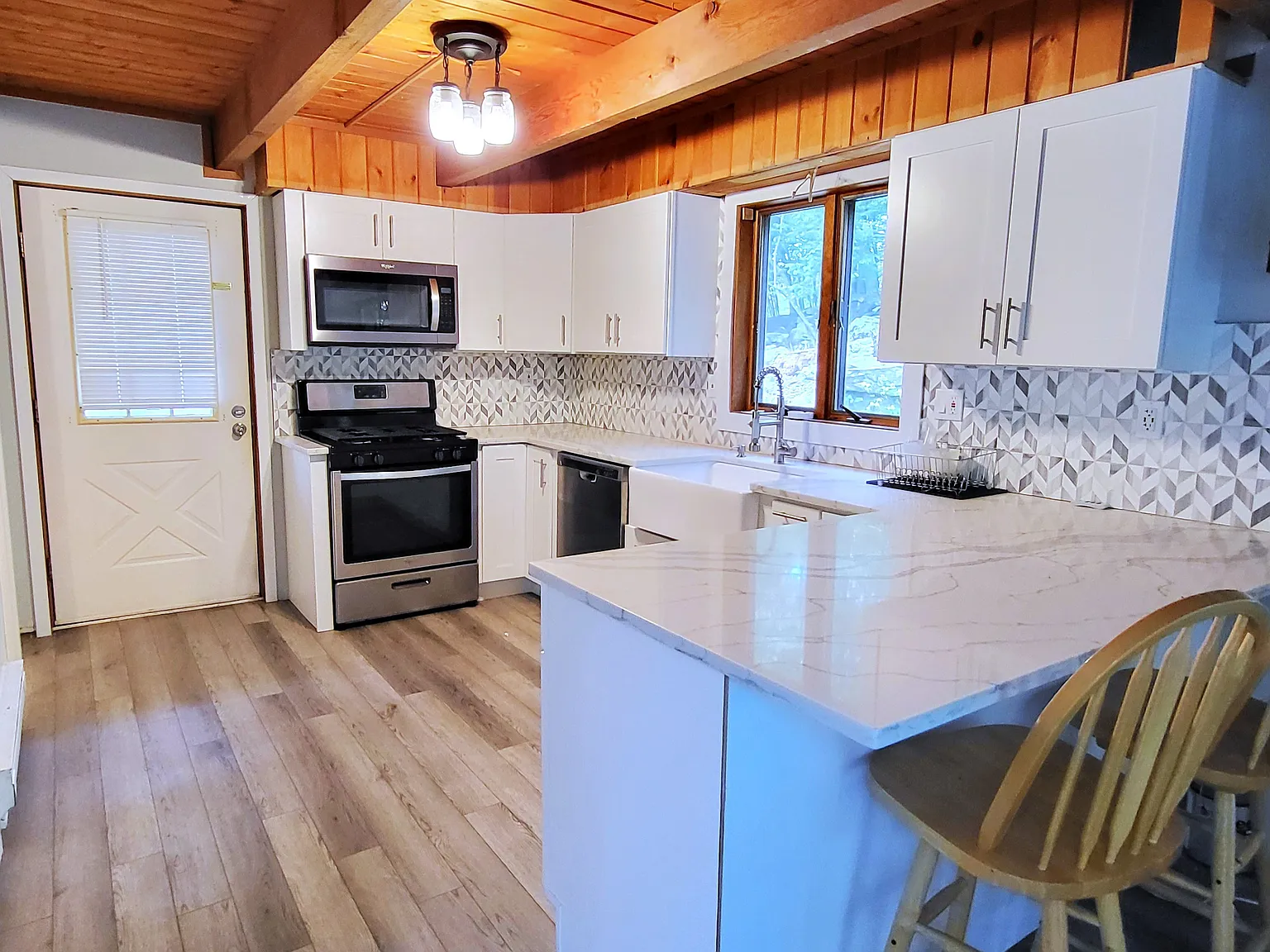 3 bed, 2200 sqft, $2,200 — Photo 2