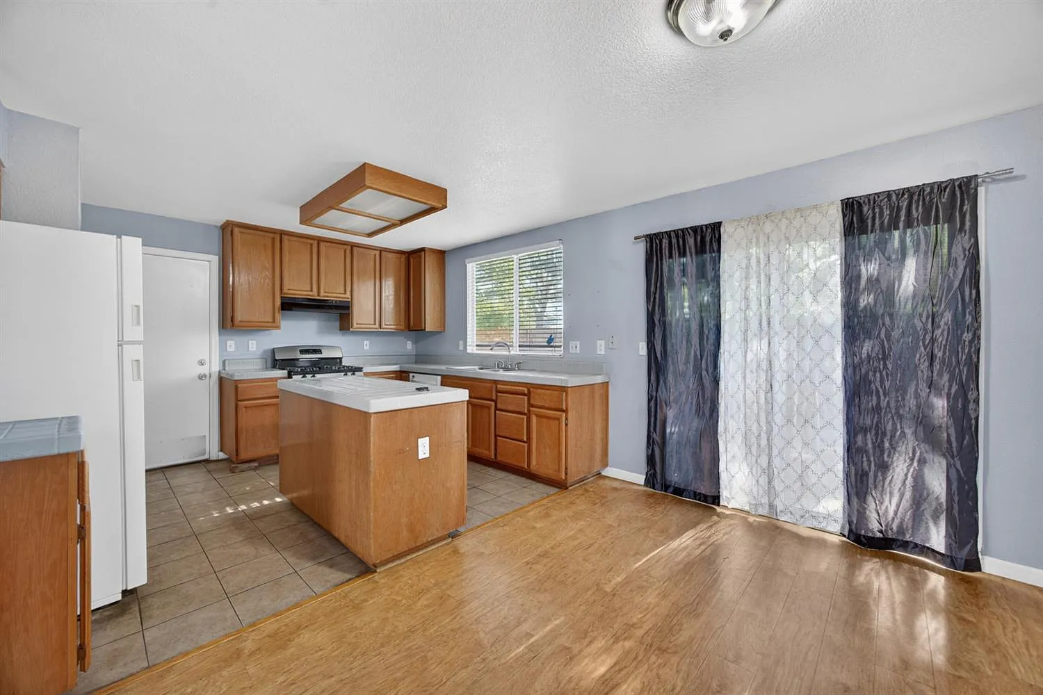 3 bed, 2.5 bath, 1351 sqft, $2,400 — Photo 3