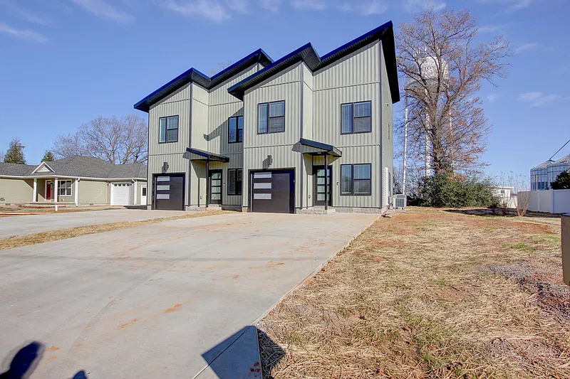 3 bed, 2.5 bath, 1277 sqft, $1,295 — Photo 3