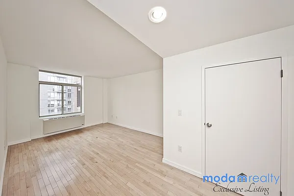 Rented by Moda Realty | media 25