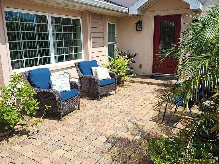 610 Palm Dr — Photo 2