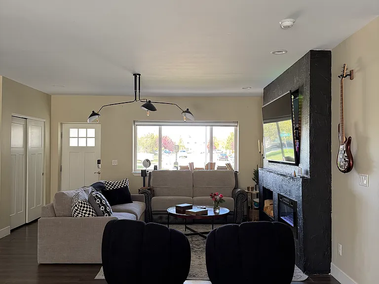 W Aldershot Dr — Photo 3