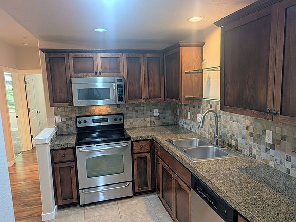 5th image of 643 NE Adwick Dr