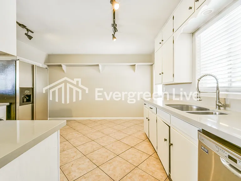 442 W Detroit St — Photo 5