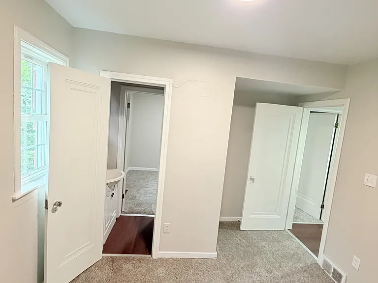 936 Owen St — Photo 7