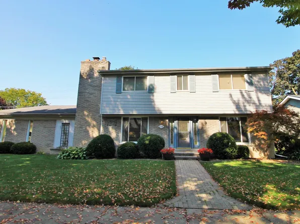 618 N Rosedale Ct, Grosse Pointe Woods, MI 48236