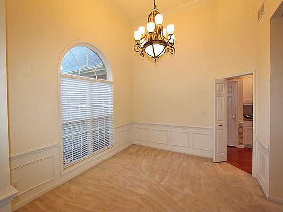 3rd image of 2511 Oak Creek Ln