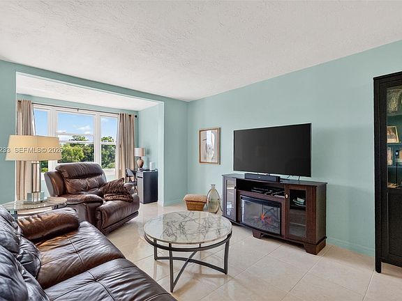 3rd image of 2801 Somerset Dr APT 408