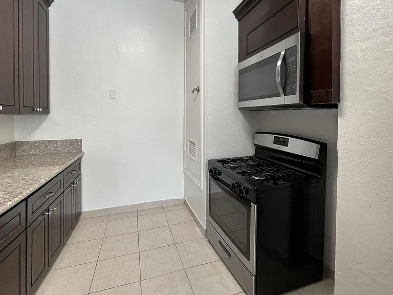 SUT - 1314 Sutherland St — Photo 12