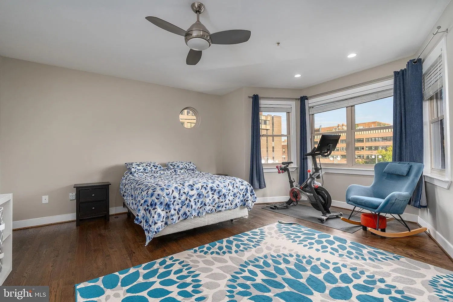 3 bed, 2.5 bath, 2300 sqft, $5,250 — Photo 3