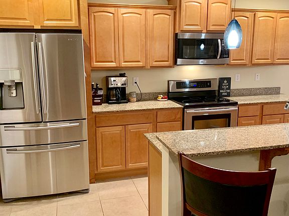 Kitchen w/ granite counters