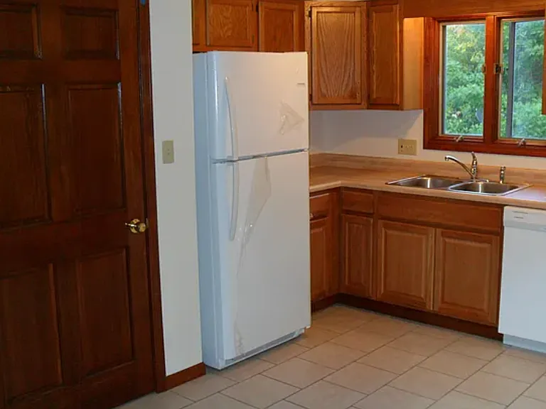 894 Swann Rd — Photo 2