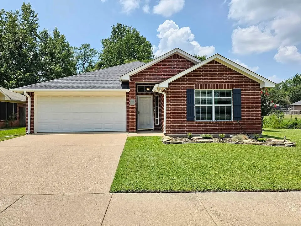 3 bed, 1383 sqft, $1,775 — Photo 1