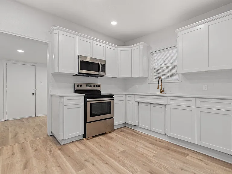 1032 E Tucker St — Photo 2