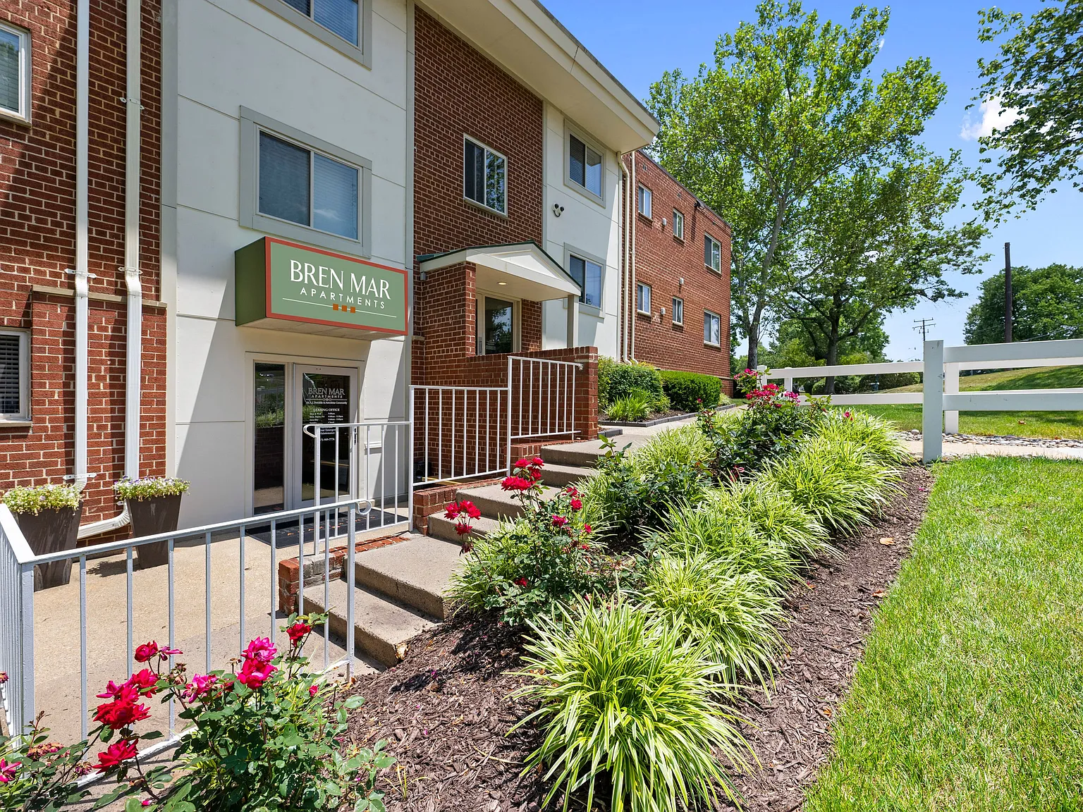 Bren Mar Apartments — Photo 2