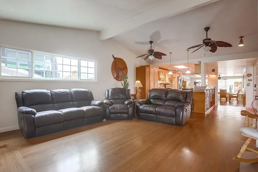 4 bed, 1909 sqft, $6,295 — Photo 4