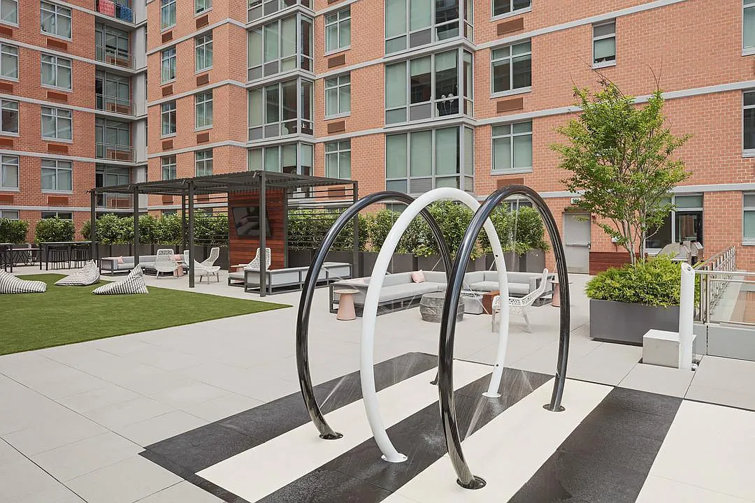 1 bed, 1.5 bath, 1000 sqft, $4,555 — Photo 4