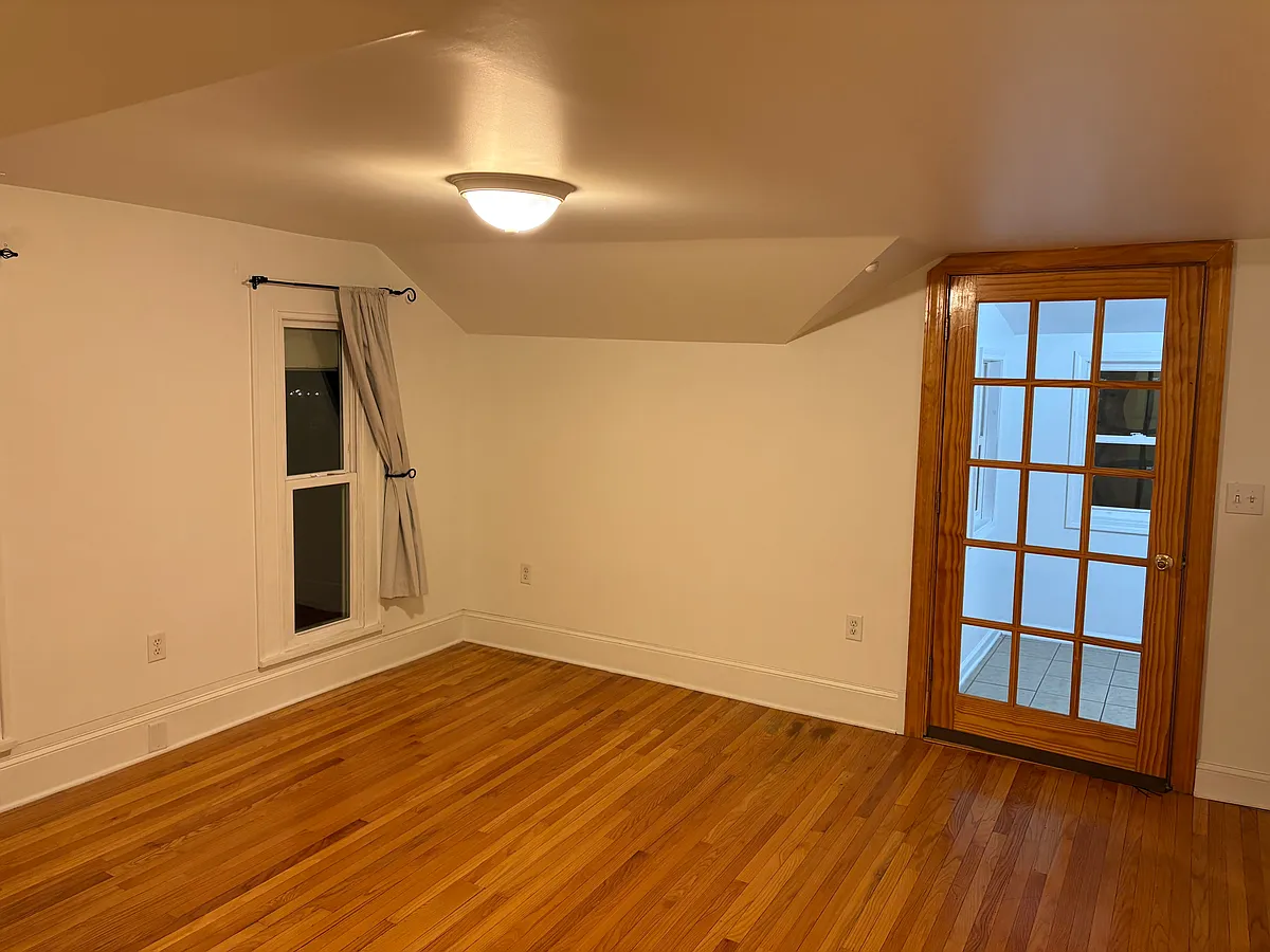 Building Photo - 546 Girard Ave