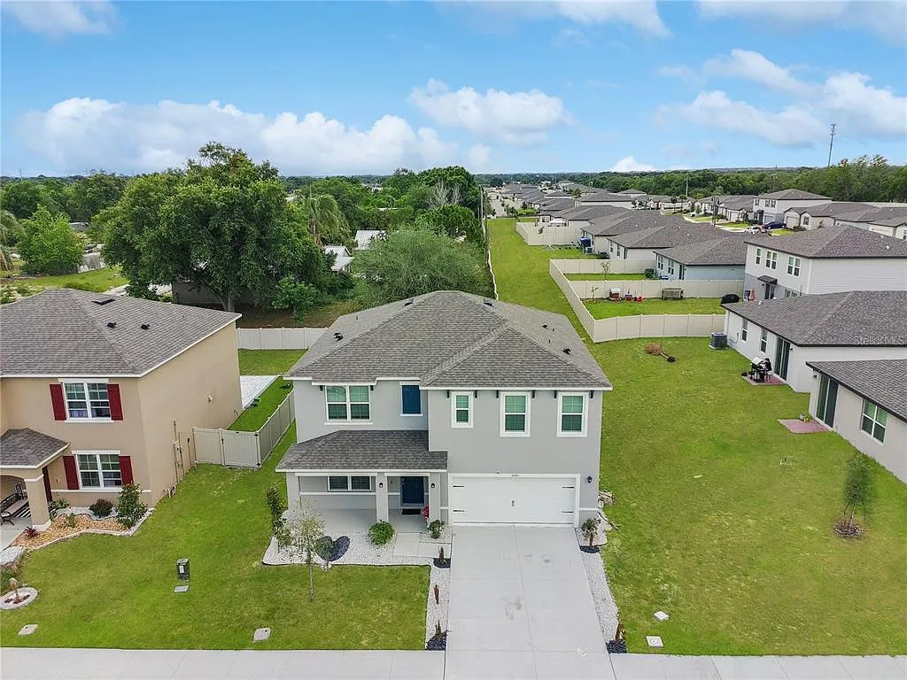 5 bed, 3.0 bath, 2696 sqft, $3,400 — Photo 2