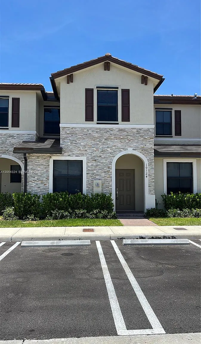 3 bed, 2.5 bath, 1539 sqft, $3,200 — Photo 1
