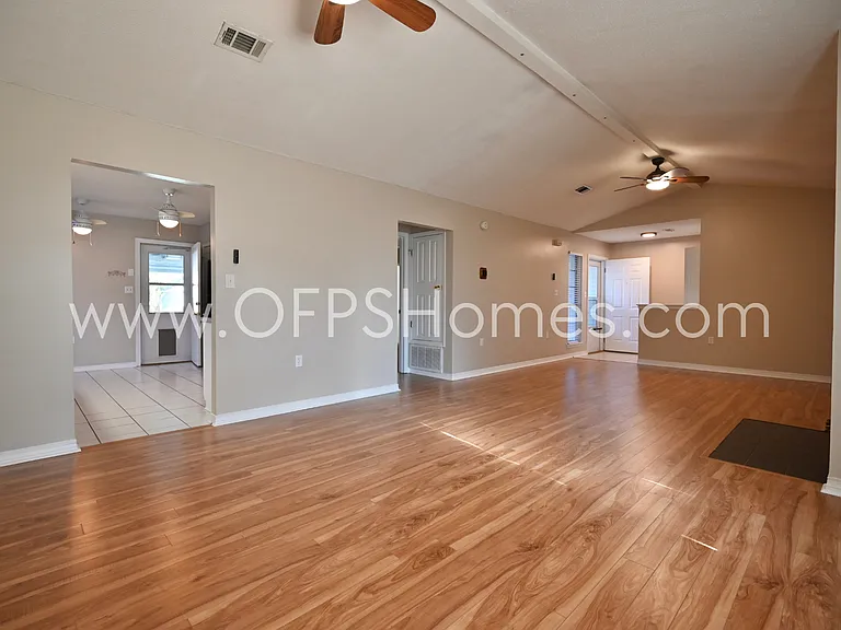 636 Emerald Ln — Photo 10