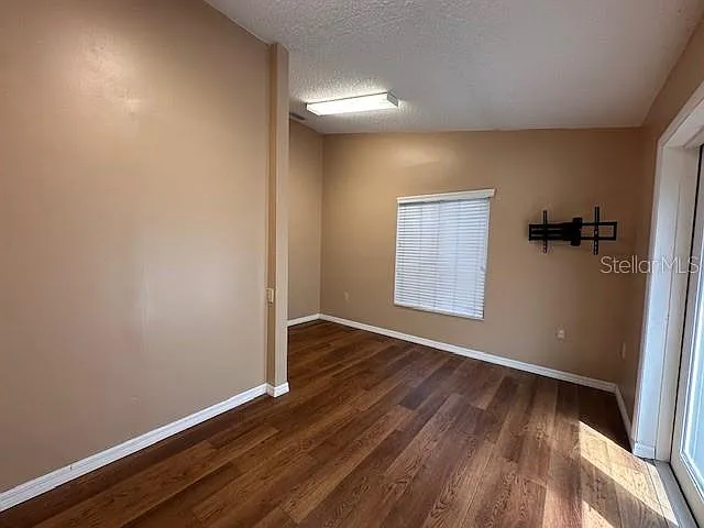 542 E Caroline St — Photo 7