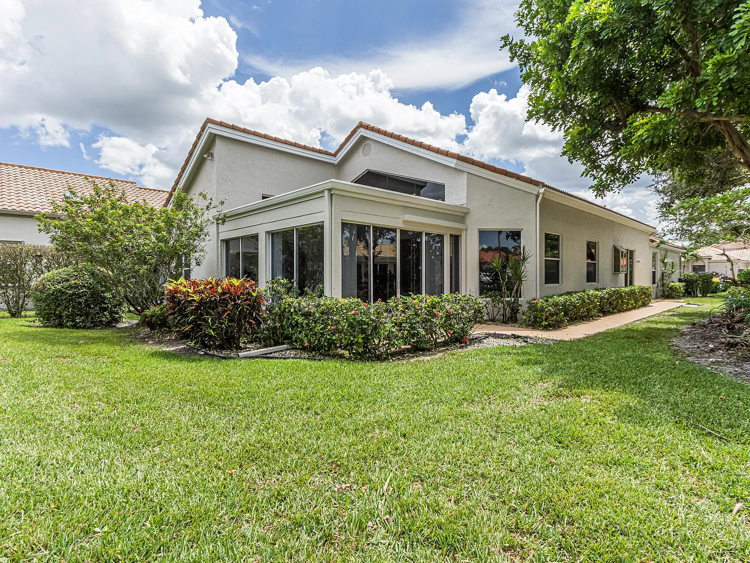 3 bed, 2.0 bath, 2489 sqft, $6,000 — Photo 2