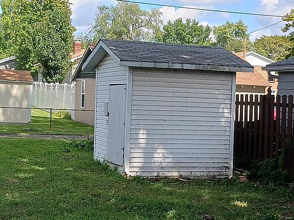 4th image of 109 Vanpreter Ave