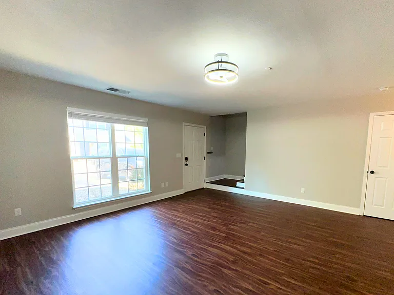 1126 Maple Tree Ln — Photo 4
