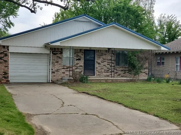 210 S 9th St, Okemah, OK 74859