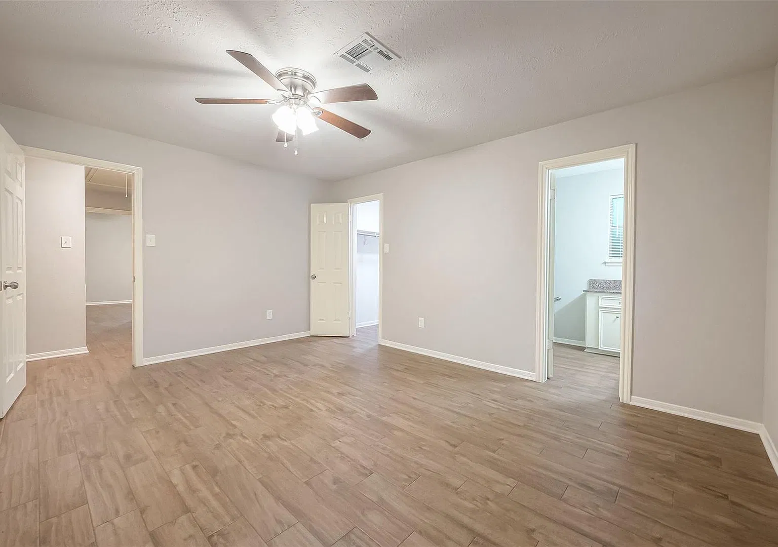 1406 Pinecroft Dr — Photo 2