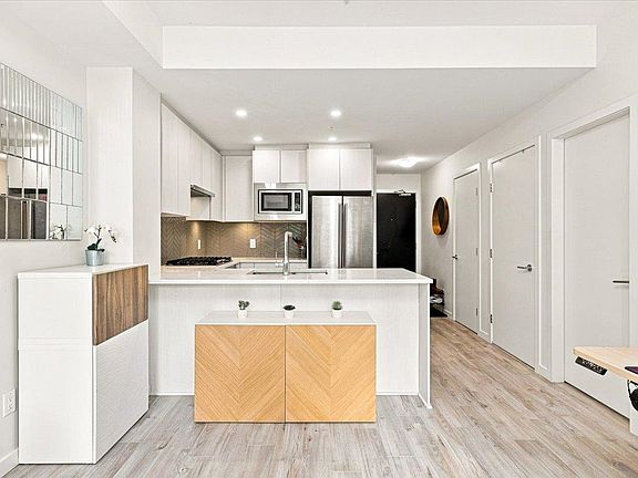 4th image of 717 Breslay St #205