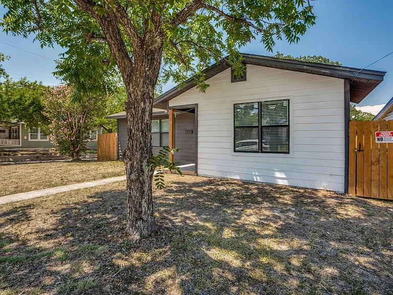 1403 Center St — Photo 3
