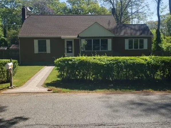 19 Oakland Avenue, Miller Place, NY 11764