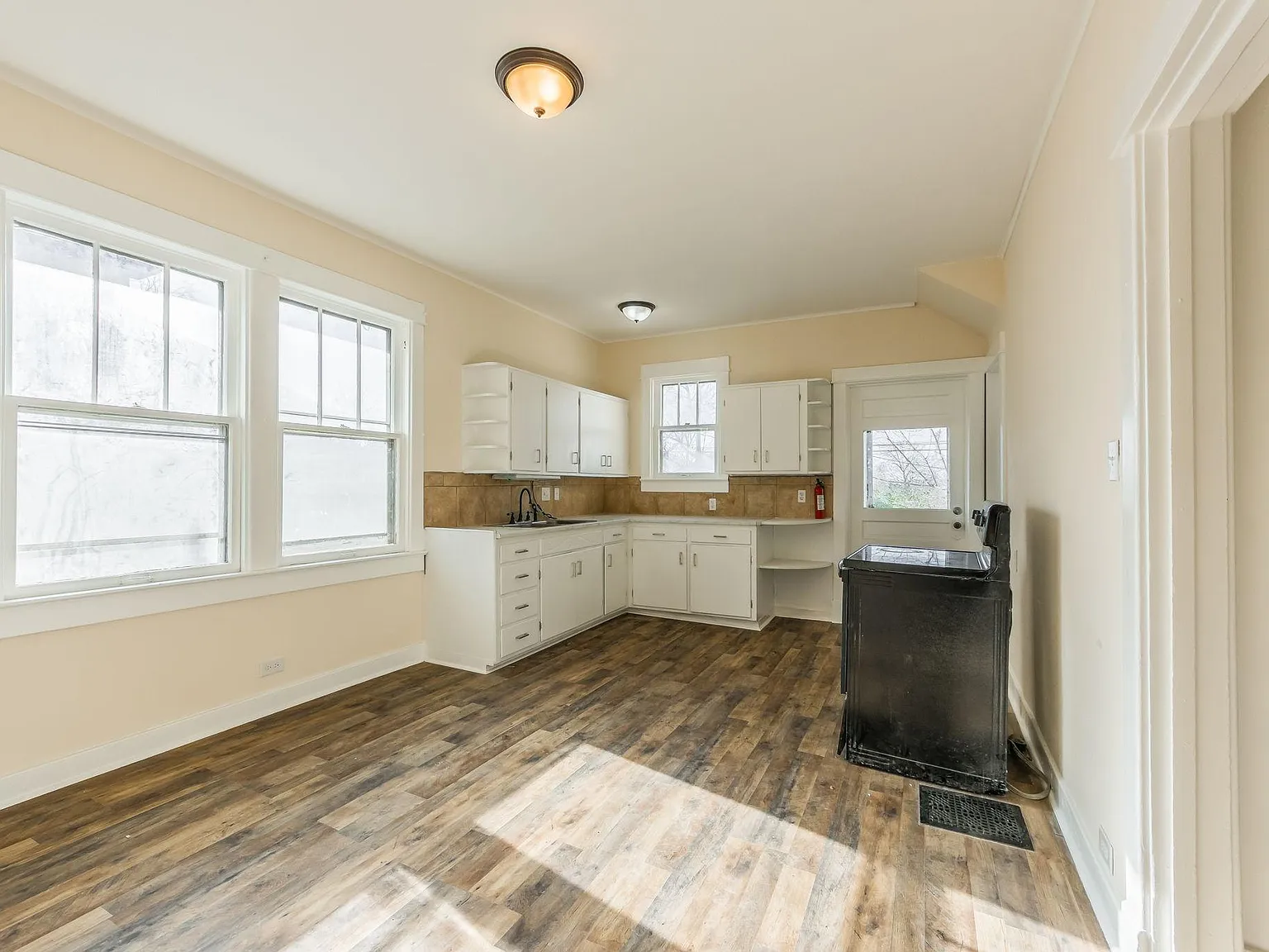 4 bed, 3.5 bath, 2216 sqft, $728 — Photo 4