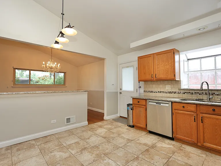 613 Leamington Ave — Photo 12