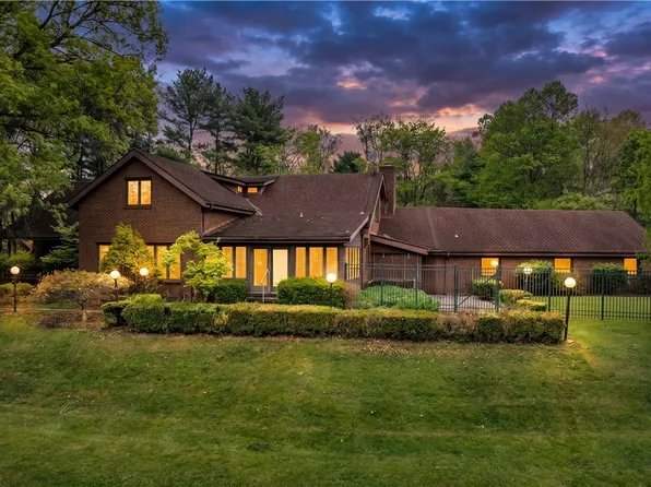 4437 Twin Oaks Dr, Murrysville, PA 15668