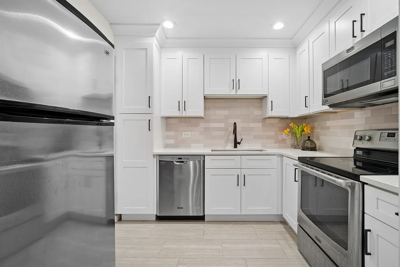 3 bed, 1.5 bath, 1066 sqft, $2,900 — Photo 4