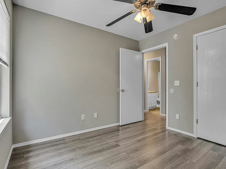 Second (Middle) Bedroom