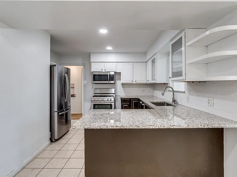 6418 E Lovers Ln — Photo 10
