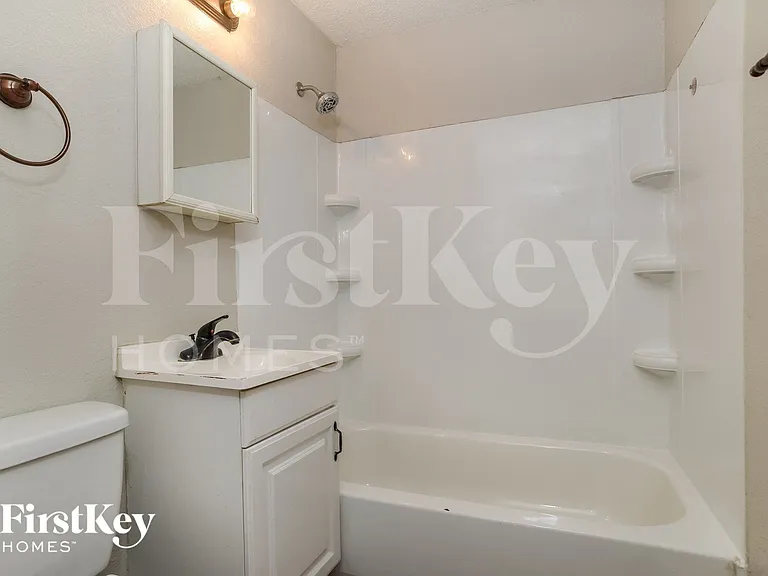 900 NE 62nd St — Photo 13