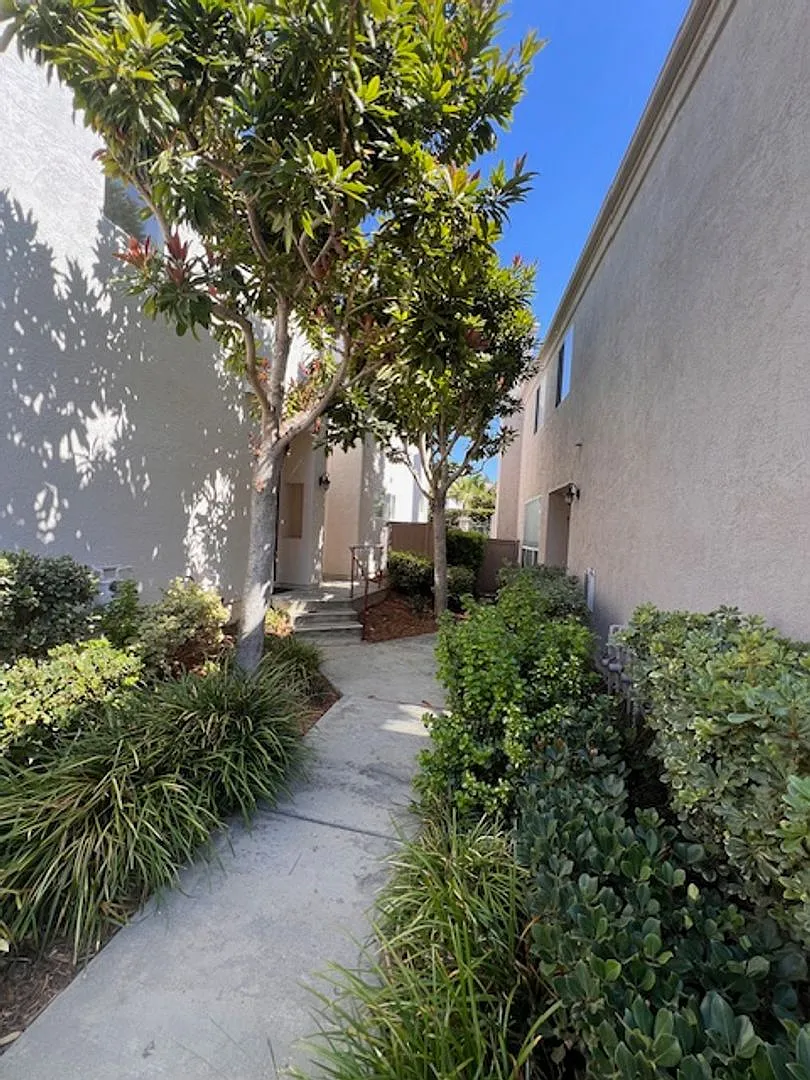 Building Photo - 5544 Renaissance Ave #1